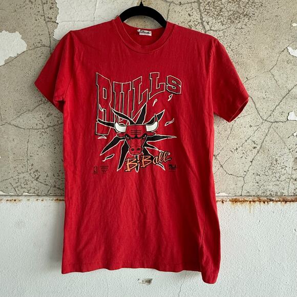 On contact Other - Vintage 90s Chicago Bulls T-Shirt Red B-Ball Graphic Made in USA Size Youth XL